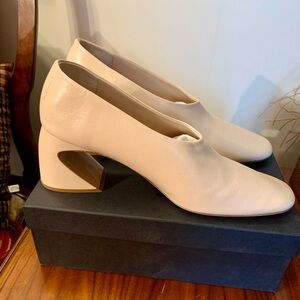 JIL SANDER:  Leather Pump. 
Brand new, never been worn. Comes in original box.